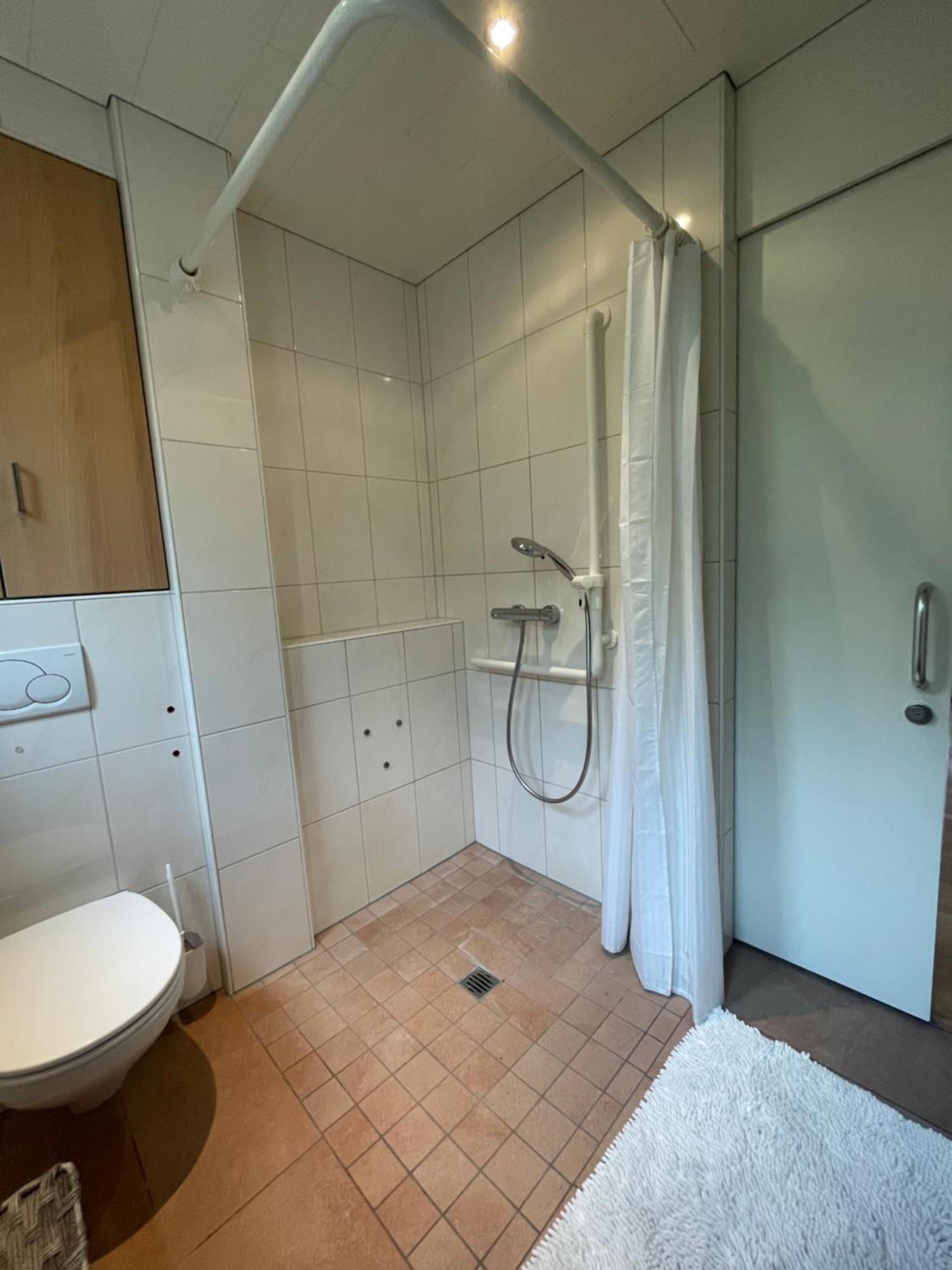 Crown Living Design Apartment - 2 Schlafzimmer - Kueche - Gratis Parkplatz - Abstellraum Fuer Fahrraeder/Ski Mader Exterior foto