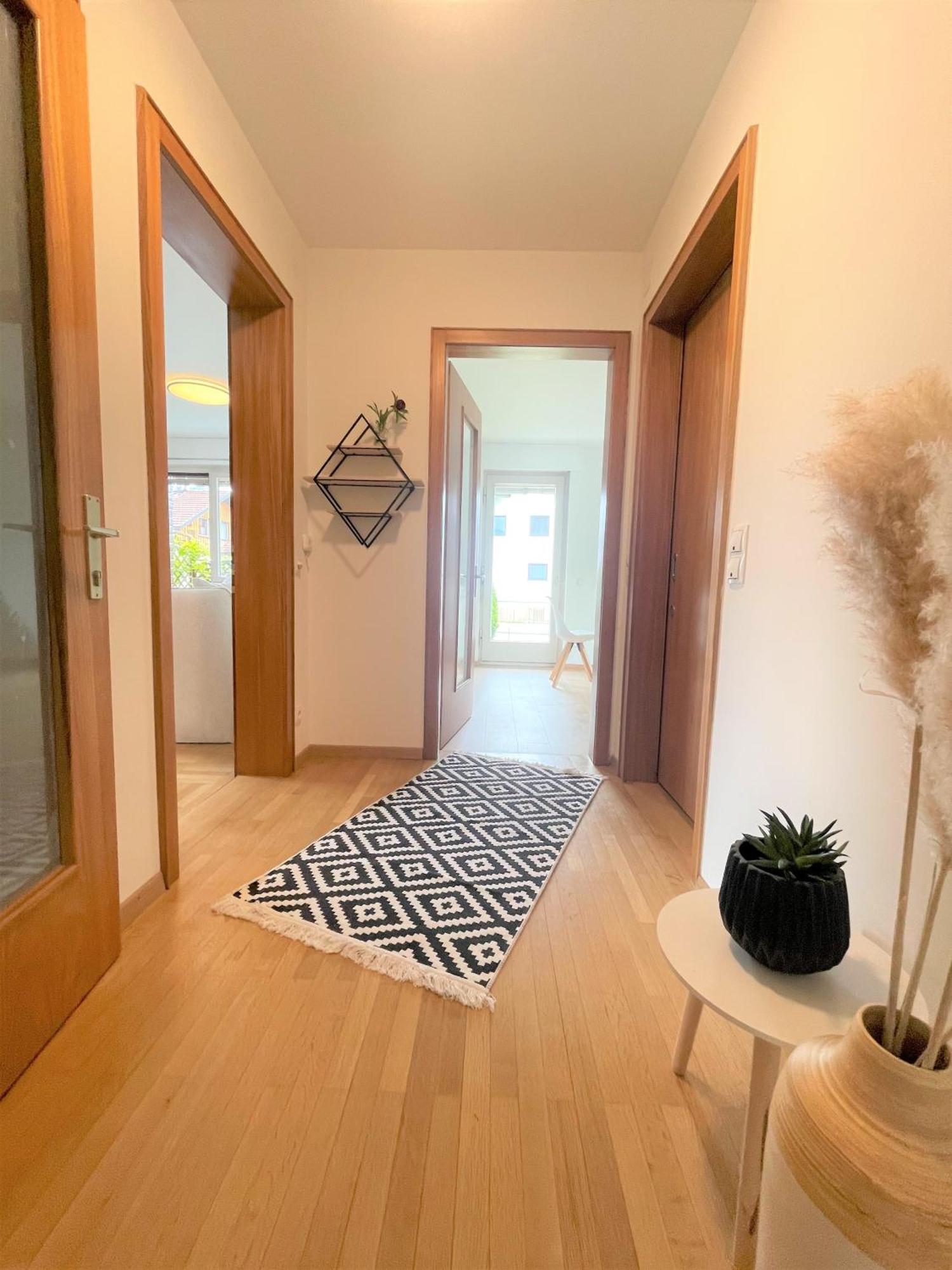 Crown Living Design Apartment - 2 Schlafzimmer - Kueche - Gratis Parkplatz - Abstellraum Fuer Fahrraeder/Ski Mader Exterior foto