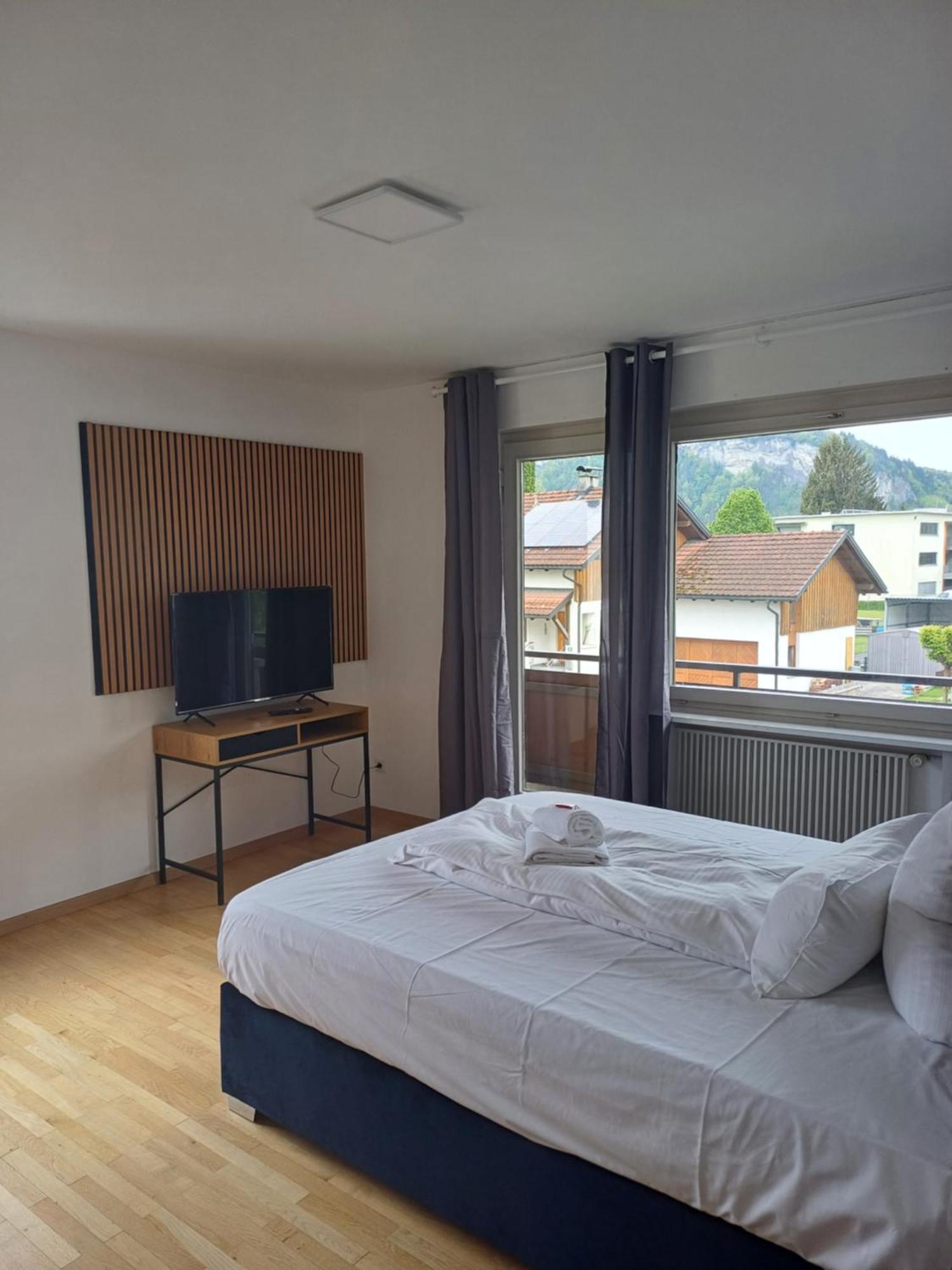 Crown Living Design Apartment - 2 Schlafzimmer - Kueche - Gratis Parkplatz - Abstellraum Fuer Fahrraeder/Ski Mader Exterior foto